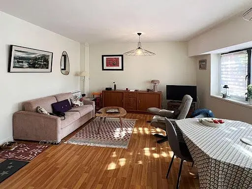 Wohnzimmer; tageslicht, holzboden, moderner stil