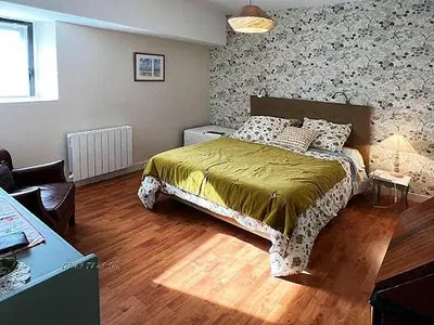 Schlafzimmer; tageslicht, holzboden