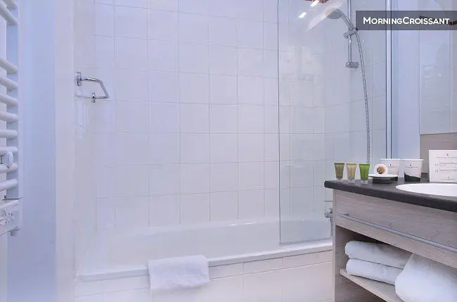 Banyo; fayans zemin, tadilatlı, doğal ışık, modern stil