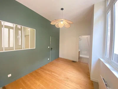 Schlafzimmer; holzboden, tageslicht, moderner stil