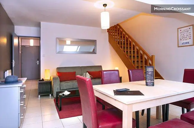 Oturma odası; doğal ışık, modern stil