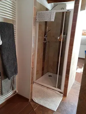 Banyo; fayans zemin, doğal ışık, tadilatlı