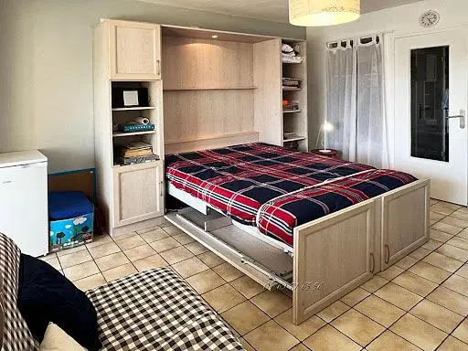 Schlafzimmer; fliesenboden