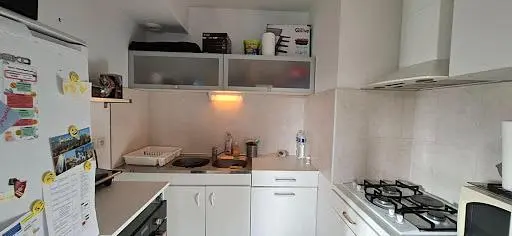 Mutfak; mutfak aletleri, fayans zemin, doğal ışık