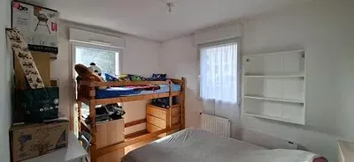 Çocuk odası; doğal ışık, ahşap zemin