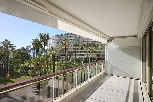 Балкон; поглед, природно светло