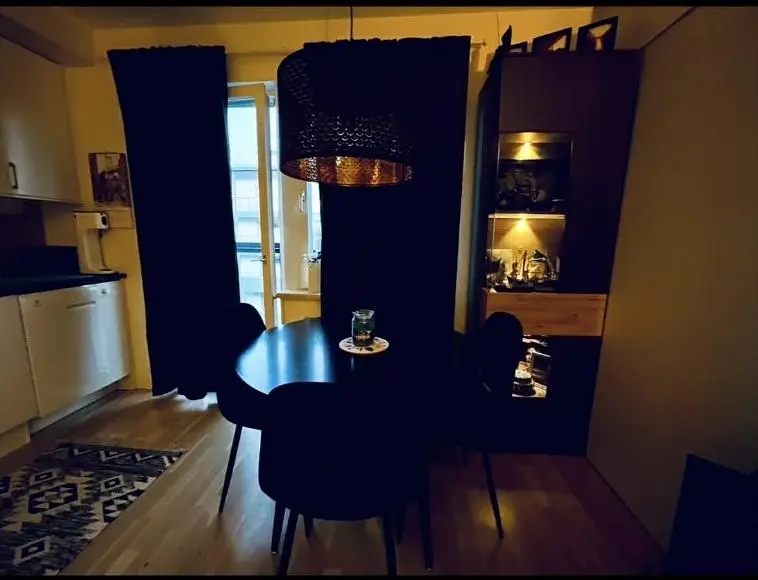 Mutfak; ahşap zemin, doğal ışık