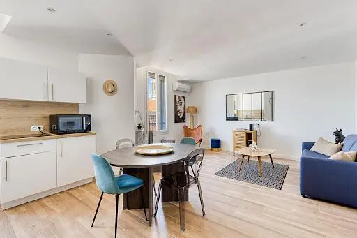 Oturma odası; mutfak aletleri, doğal ışık, modern stil