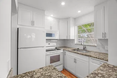 Kuchyně; kuchyňské spotřebiče, přirozené světlo, moderní styl