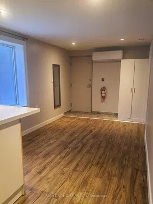 Mutfak; ahşap zemin, tadilatlı, doğal ışık