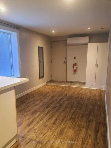 Mutfak; ahşap zemin, tadilatlı, doğal ışık