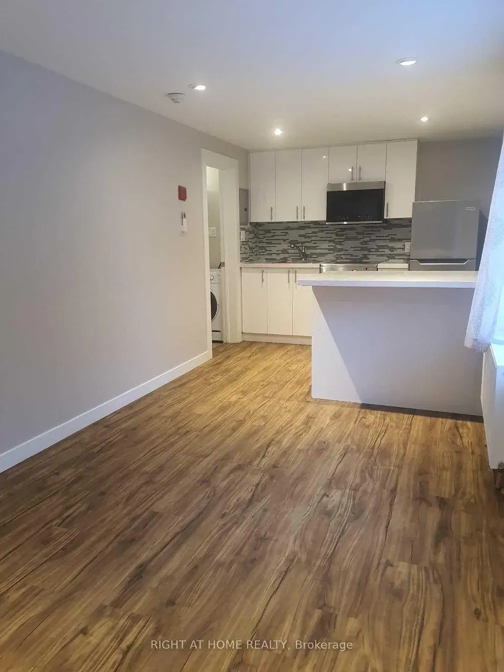 Mutfak; mutfak aletleri, tadilatlı, ahşap zemin, doğal ışık