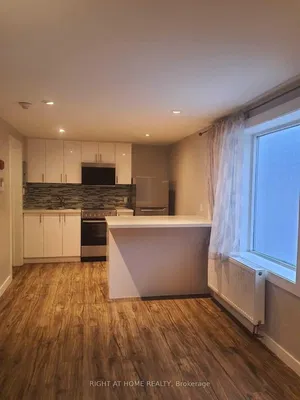 Mutfak; mutfak aletleri, tadilatlı, ahşap zemin, doğal ışık