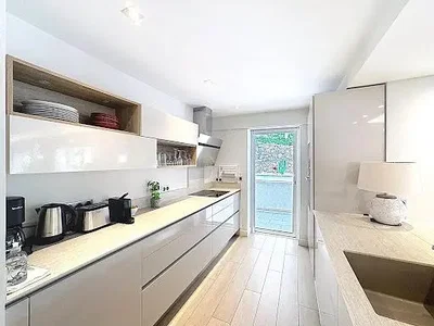 Кухиња; кухињски апарати, природно светло, модерни стил