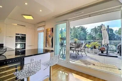 Kuhinja; pogled, kuhinjski aparati, prirodno svjetlo