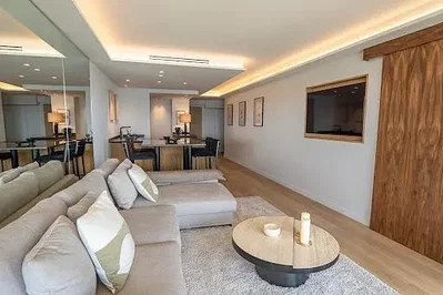 غرفة معيشة; ضوء طبيعي, أسلوب عصري, أرضية خشبية