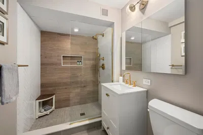 Banyo; tadilatlı, doğal ışık, modern stil, fayans zemin