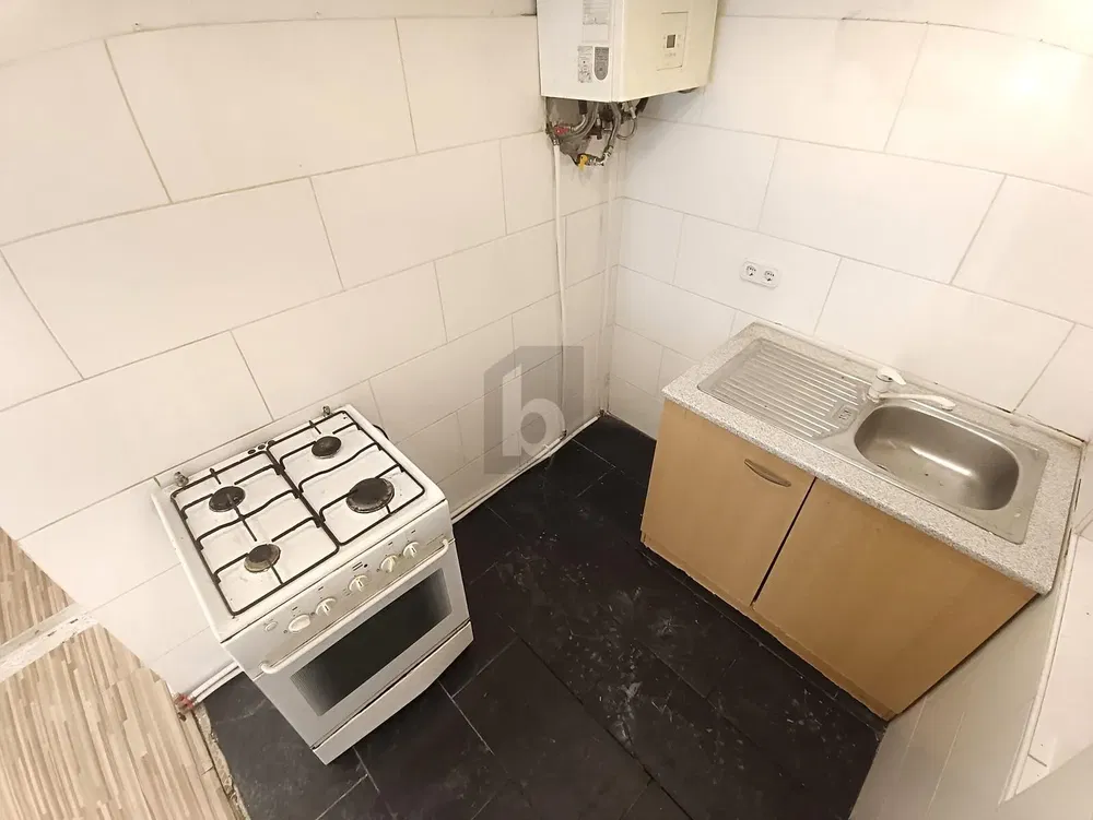 Κουζίνα; συσκευές κουζίνας, θερμοσίφωνας, πλακάκια