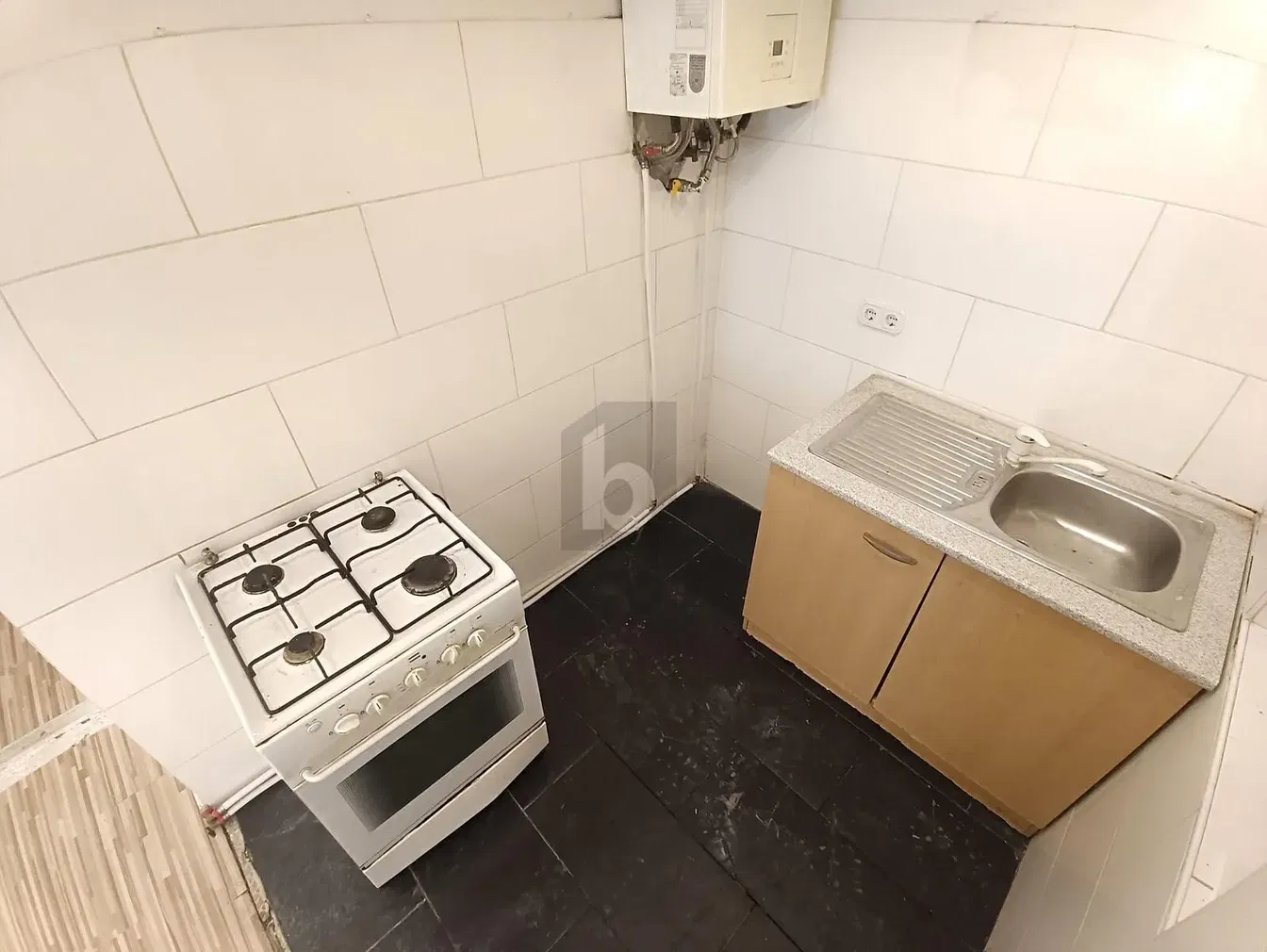 Κουζίνα; συσκευές κουζίνας, θερμοσίφωνας, πλακάκια