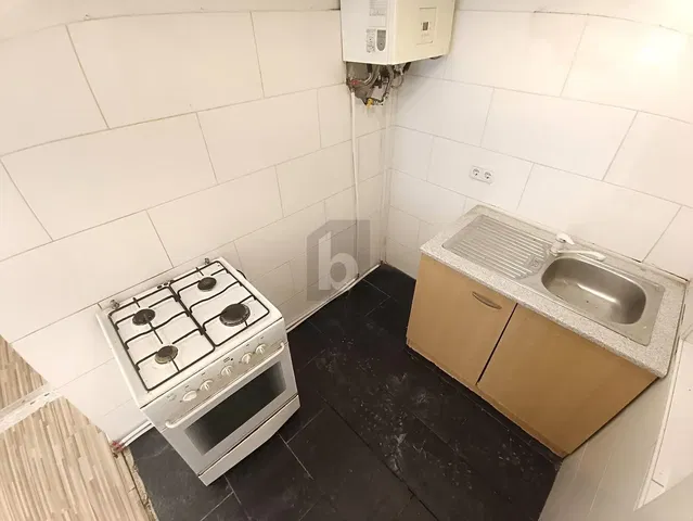 Κουζίνα; συσκευές κουζίνας, θερμοσίφωνας, πλακάκια