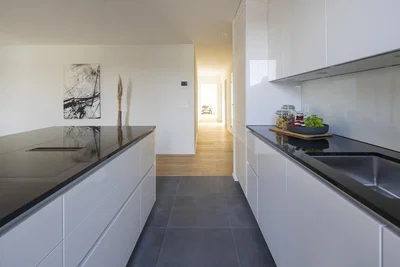 Küche; küchengeräte, fliesenboden, renoviert, moderner stil, tageslicht