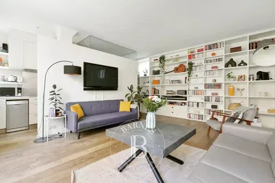 Obývací pokoj; výhled, dřevěná podlaha, moderní styl, přirozené světlo