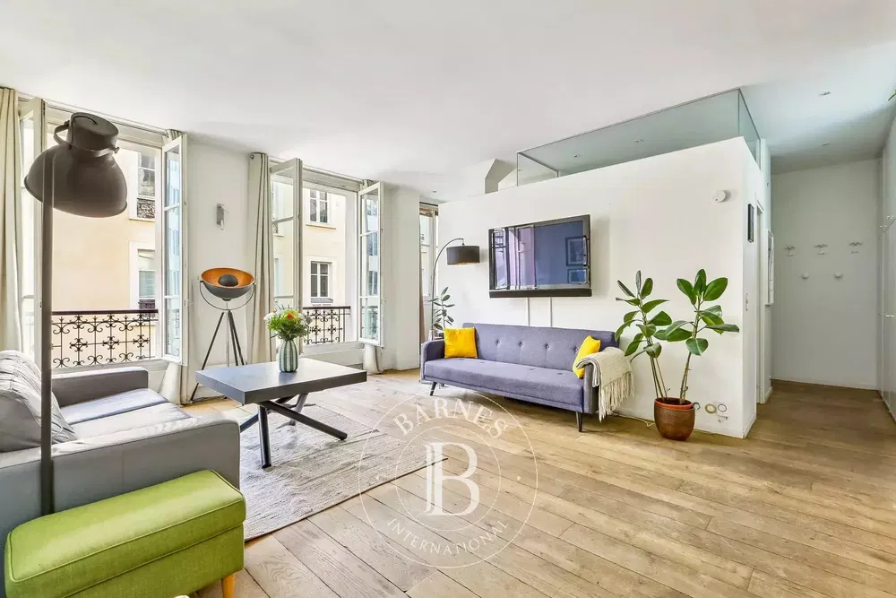 Obývací pokoj; výhled, dřevěná podlaha, přirozené světlo, moderní styl