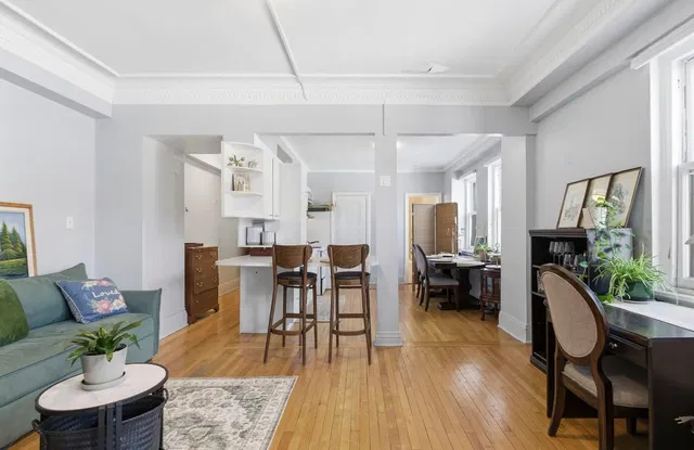 Woonkamer; natuurlijk licht, houten vloer, moderne stijl