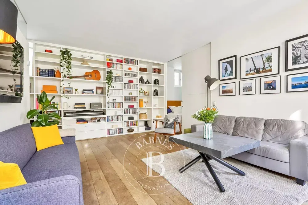 Obývací pokoj; dřevěná podlaha, přirozené světlo, moderní styl