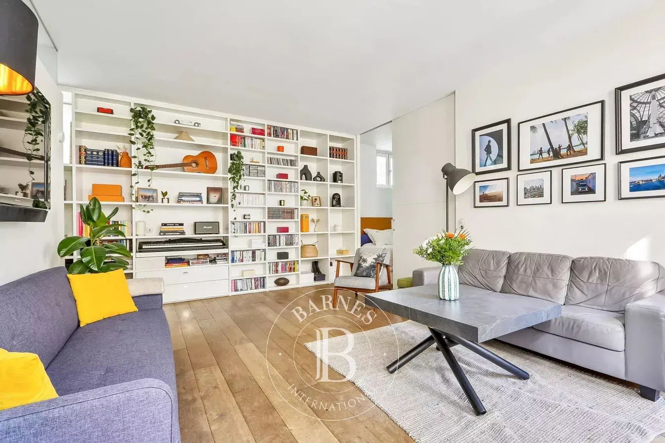 Obývací pokoj; dřevěná podlaha, přirozené světlo, moderní styl