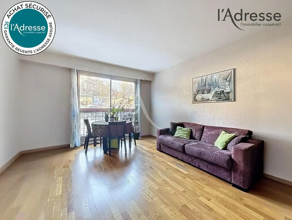 Oturma odası; manzara, ahşap zemin, doğal ışık