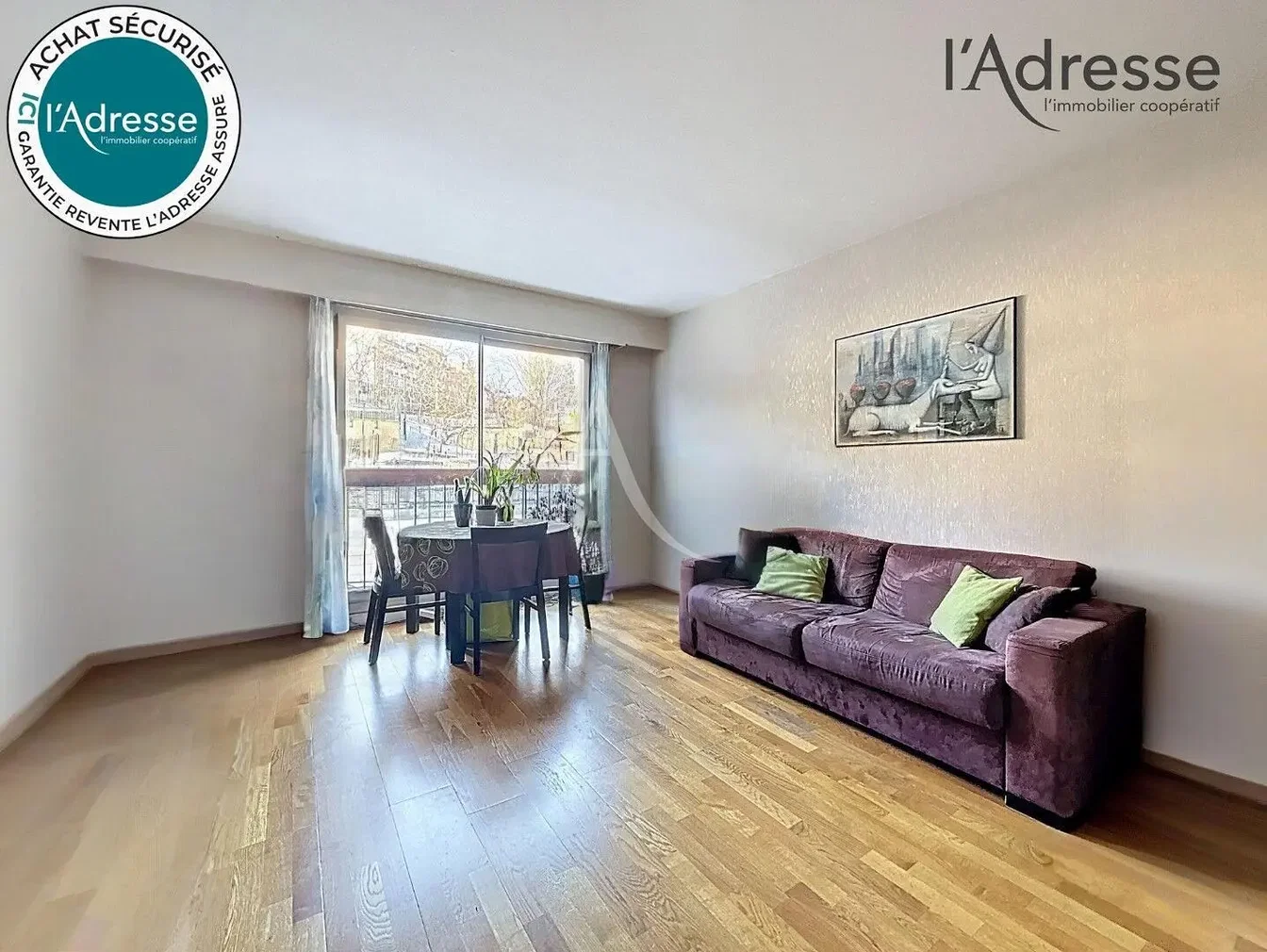 Oturma odası; manzara, ahşap zemin, doğal ışık