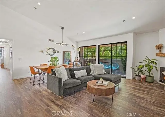 Salon; lumière naturelle, parquet, cheminée, style moderne