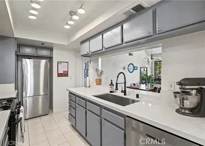 Cuisine; électroménager, carrelage, lumière naturelle