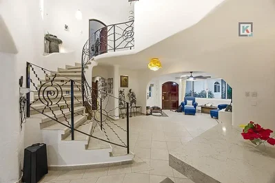 Maison et environs; hauteur sous plafond, carrelage, lumière naturelle, style moderne