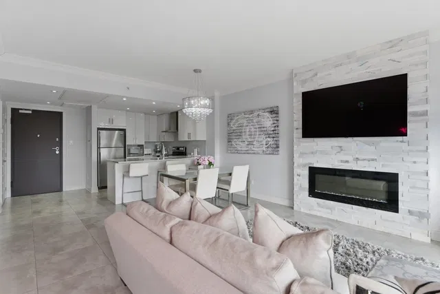 Salon; carrelage, style moderne, lumière naturelle, cheminée