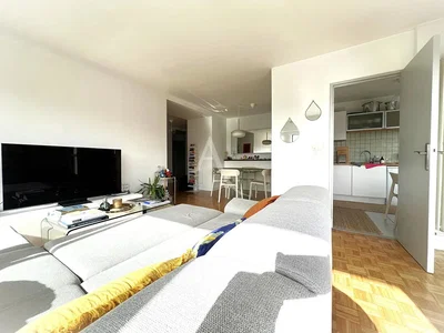 Oturma odası; doğal ışık, modern stil