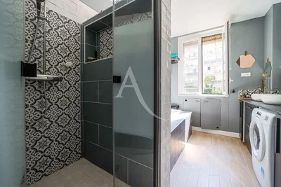 Badezimmer; fliesenboden, tageslicht, renoviert, moderner stil