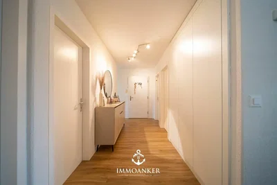 Garderobe; tageslicht, holzboden, moderner stil