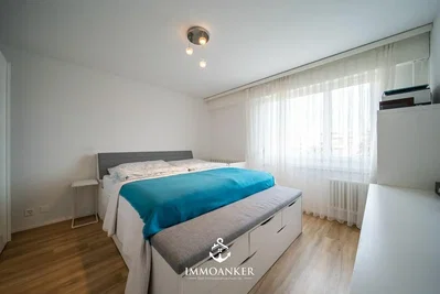 Dormitorio; luz natural, suelo de madera