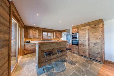 Cuisine; poutres en bois, parquet, style rustique, lumière naturelle, électroménager