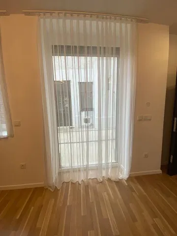 Σαλόνι; ξύλινο πάτωμα, φυσικό φως