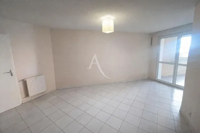 Wohnzimmer; fliesenboden, tageslicht