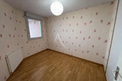 Yatak odası; ahşap zemin, doğal ışık