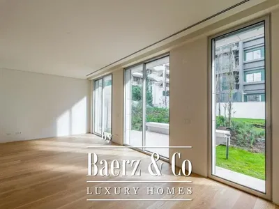 Дневна соба; поглед, дрвени под, природно светло