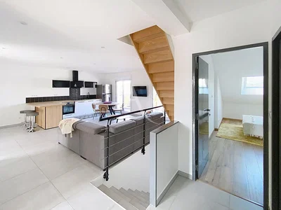 Oturma odası; manzara, doğal ışık, modern stil, fayans zemin, ahşap zemin