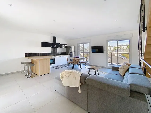 Wohnzimmer; blick, tageslicht, moderner stil, fliesenboden