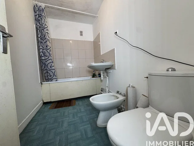 Toilette; fliesenboden, renovierungsbedürftig