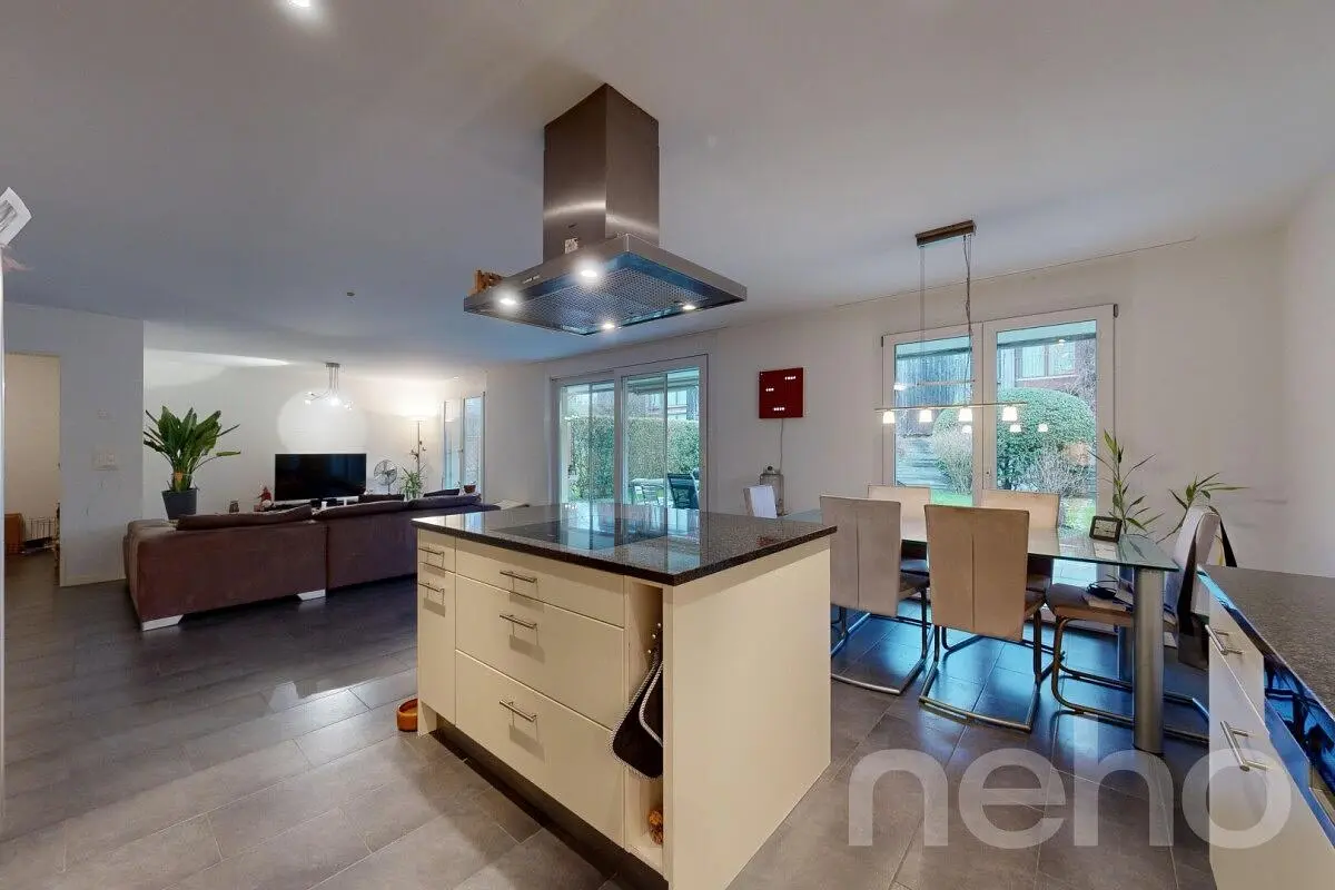 Cuisine; vue, carrelage, lumière naturelle, style moderne