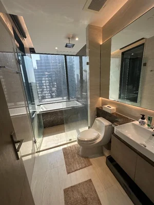 Bagno; pavimento in piastrelle, luce naturale, ristrutturato